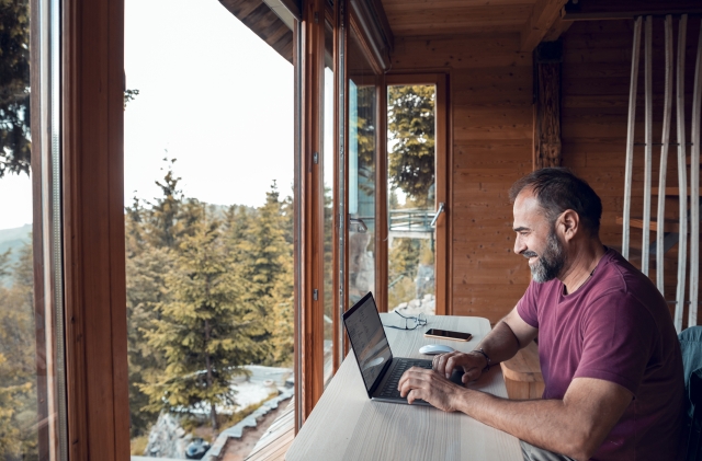  Global HR manager reading about Pakistan work visas